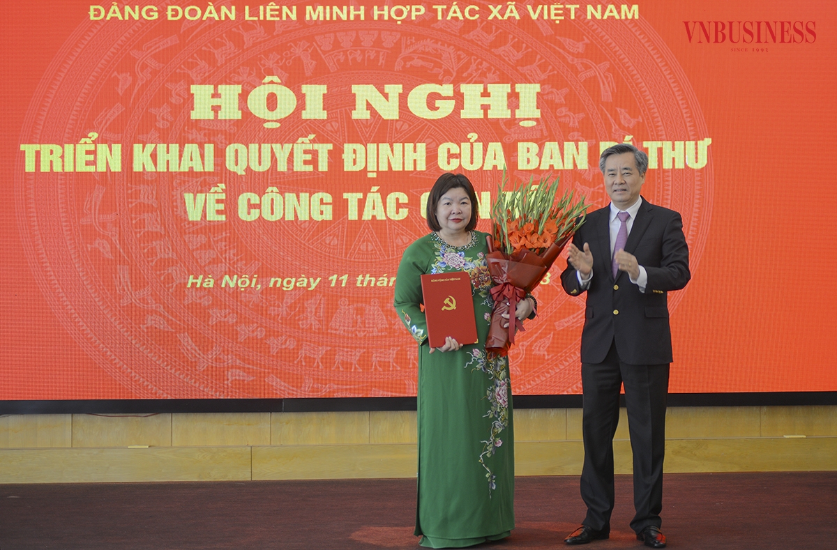 Bà Cao Xuân Thu Vân nhận quyết định phân công nhiệm vụ Bí thư Đảng đoàn Liên minh HTX Việt Nam.