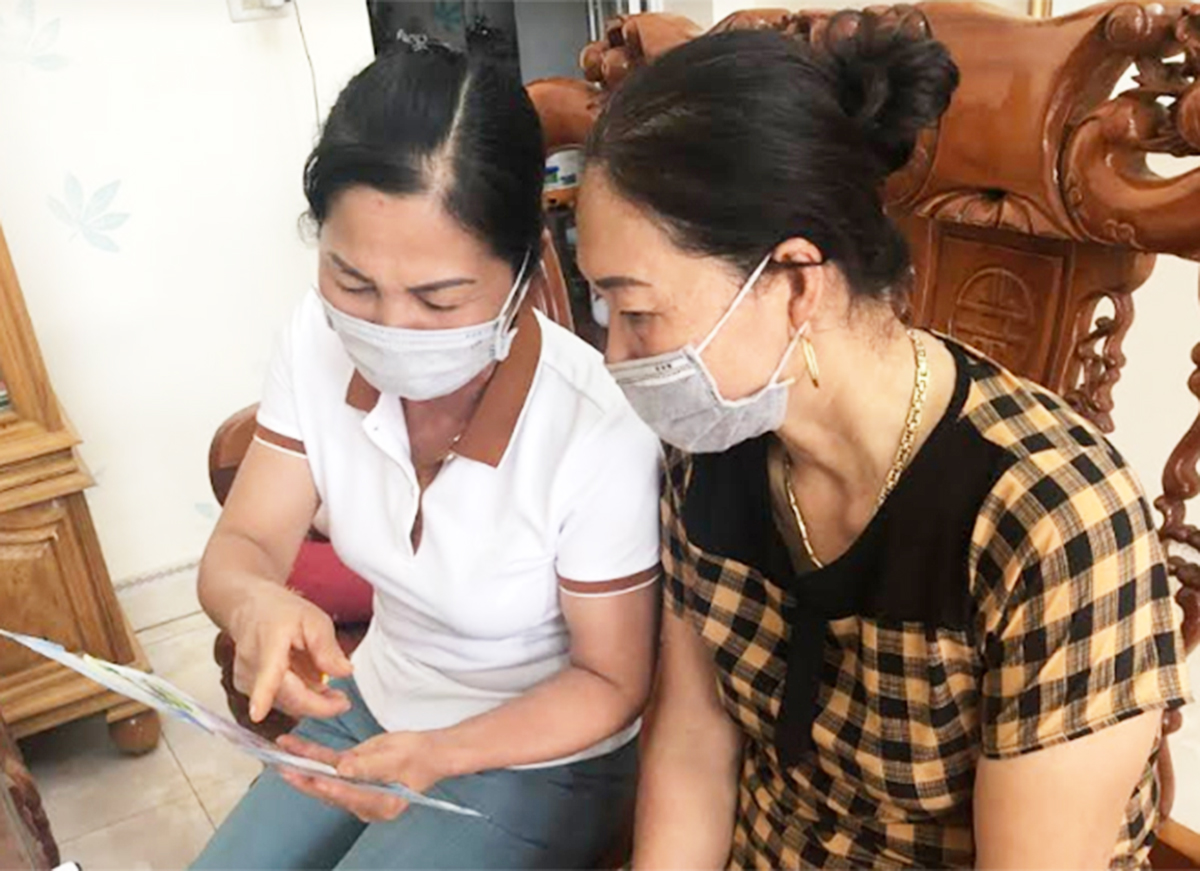 Chị Lê Thị Thân trong một buổi tuyên truyền chính sách BHXH cho người dân.