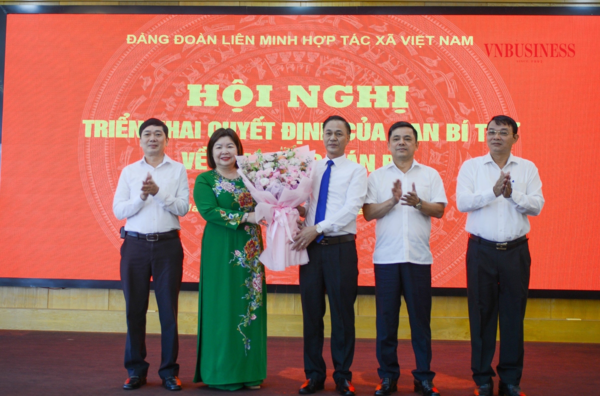 Đảng đoàn Liên minh HTX Việt Nam tặng hoa chúc mừng tân Bí thư Đảng đoàn Cao Xuân Thu Vân.