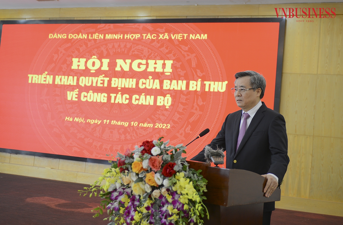 Ông Nguyễn Quang Dương, Phó Trưởng ban Tổ chức Trung ương phát biểu chúc mừng bà Cao Xuân Thu Vân nhận nhiệm vụ mới.