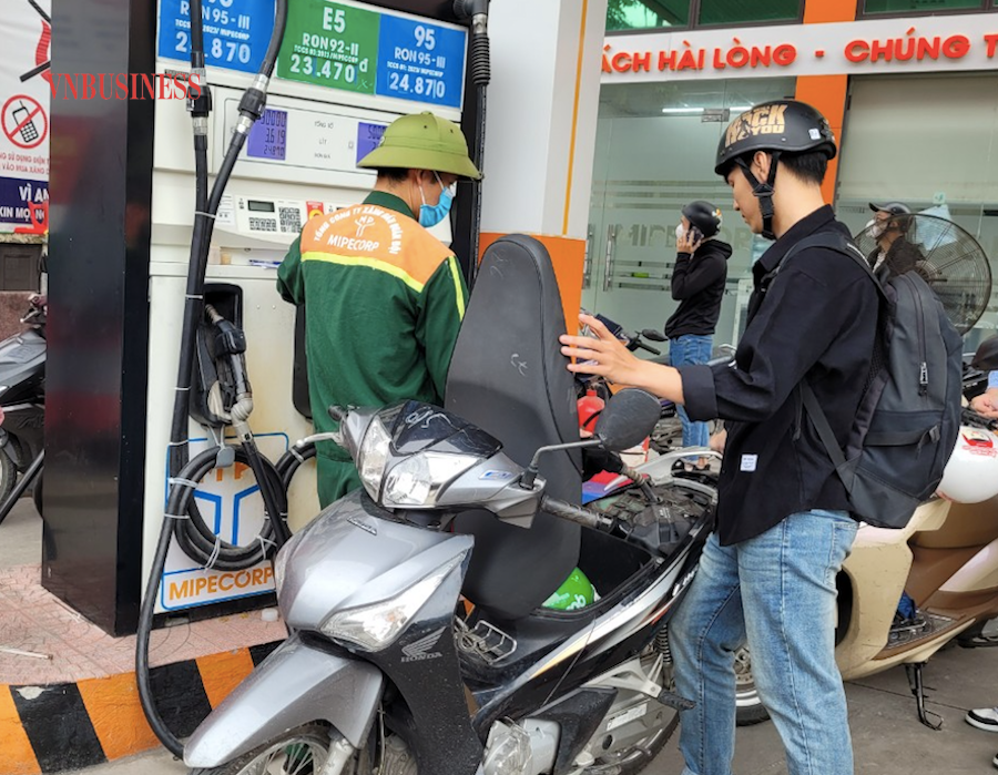 Giá xăng giảm mạnh lần thứ 2 liên tiếp.