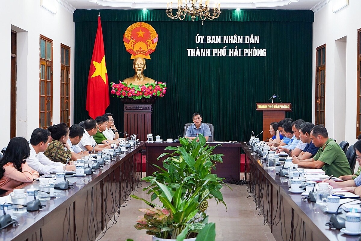 Chủ tịch UBND thành phố Nguyễn Văn Tùng chủ trì cuộc họp.