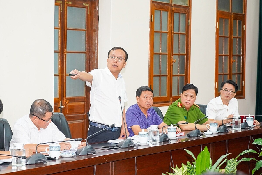 Chủ tịch UBND quận Ngô Quyền Cáp Trọng Tuấn báo cáo tại cuộc họp.