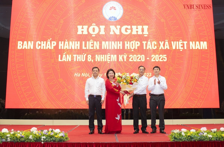 Thường trực Liên minh HTX Việt Nam chúc mừng tân Chủ tịch Liên minh HTX Việt Nam Cao Xuân Thu Vân.