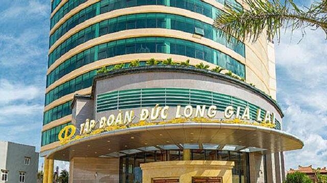 Từ đầu phiên sáng 13/10, cổ phiếu DLG giảm sàn về mức 2.420 đồng/cp trong tình trạng “trắng bên mua”.