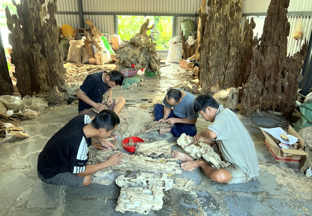 Làng nghề xoi Trầm Hương ở thôn Phú Hội 1, xã Vạn Thắng &lpar;huyện Vạn Ninh&rpar; vừa được tỉnh Khánh Hòa công nhận là địa điểm có tiềm năng phát triển du lịch cộng đồng trên địa bàn tỉnh.