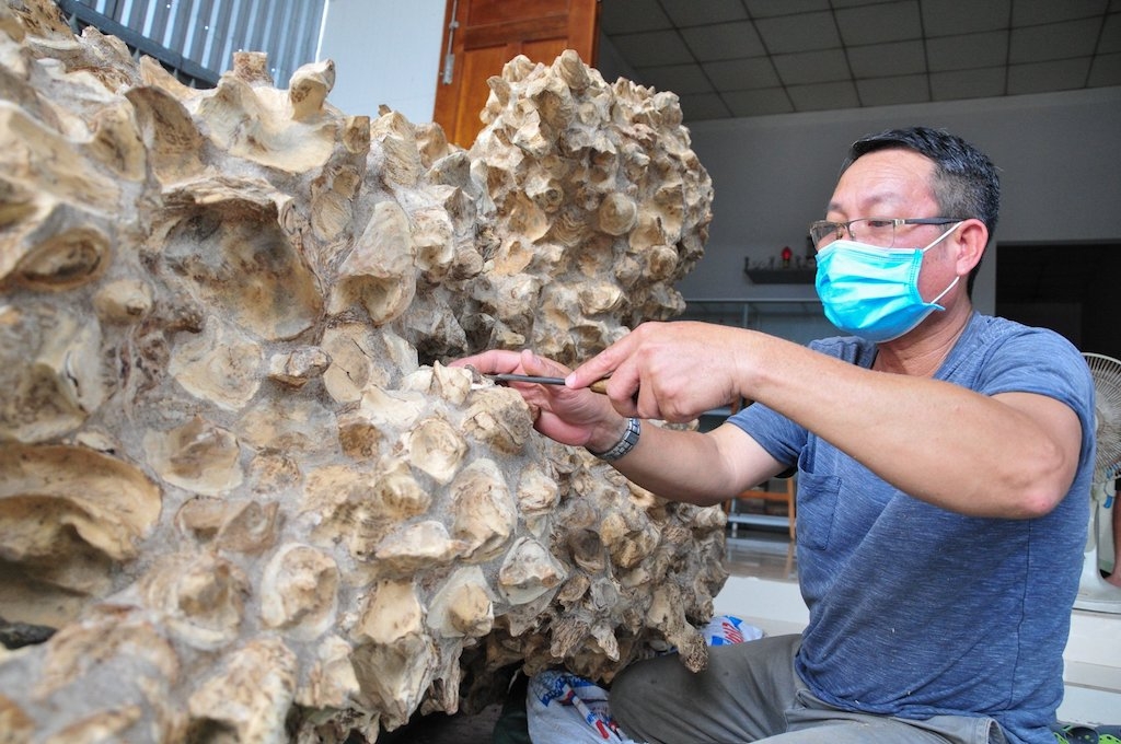 Các thành viên trong HTX Trầm hương Vạn Thắng chế tác ra nhiều dòng sản phẩm mang lại giá trị kinh tế cao.