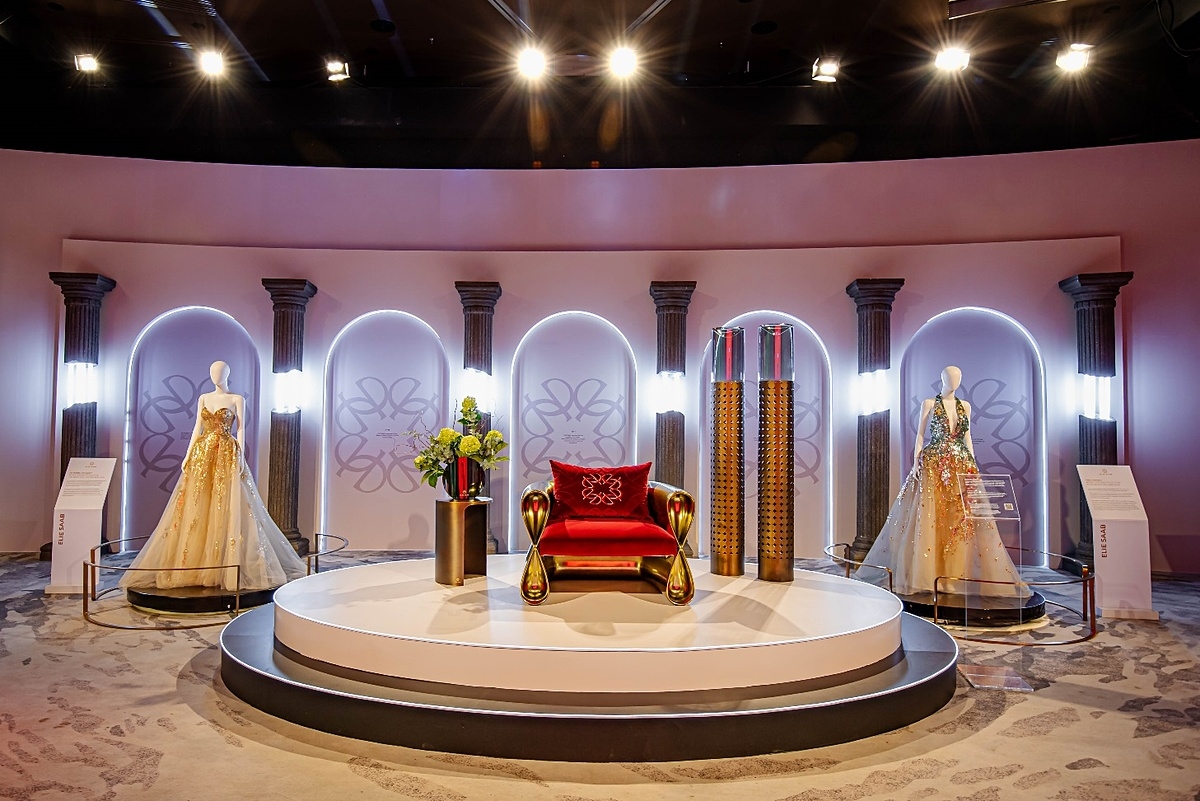 Một trong những điểm nhấn của triển lãm là chiếc ghế LInfini – tuyệt tác độc nhất trên thế giới được kiến tạo bởi Bậc thầy Thời trang ELIE SAAB và NTK Nội thất hàng đầu người Ý Carlo Colombo.