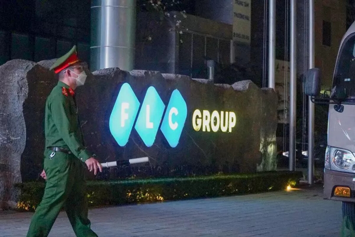 Do FLC mở tài khoản tiền gửi tại nhiều ngân hàng, các ngân hàng được đề nghị thông báo cho Cục thuế TP Hà Nội trước khi trích nộp tiền vào ngân sách Nhà nước.