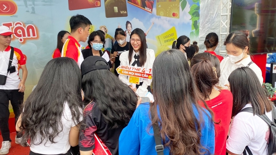 Chủ thẻ tín dụng của HDBank được hưởng nhiều ưu đãi đặc biệt lên đến 50% đến từ các thương hiệu phổ biến hiện nay, thuộc đa dạng lĩnh vực như ăn uống, mua sắm, du lịch, hàng không,…