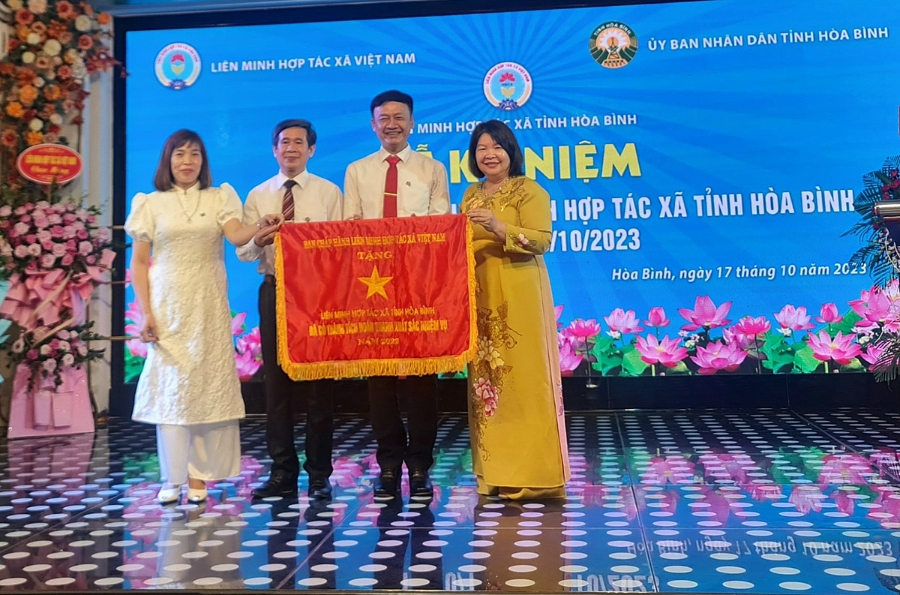Chủ tịch Liên minh HTX Việt Nam trao cờ đã hoàn thành xuất sắc nhiệm vụ năm 2022 cho Liên minh HTX tỉnh Hòa Bình.