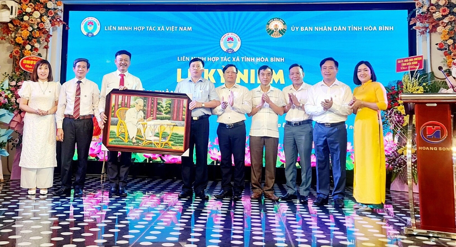 Lãnh đạo tỉnh tặng bức tranh cho Liên minh HTX tỉnh Hòa Bình.