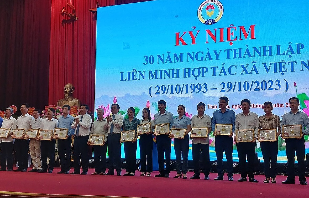 Phó Chủ tịch Liên minh HTX Việt Nam Nguyễn Văn Thịnh và lãnh đạo tỉnh Thái Bình tặng bằng khen cho những đơn vị có thành tích xuất sắc.