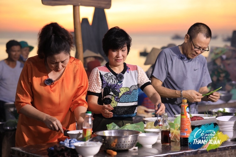 Không chỉ ôn lại những cảm xúc thời thanh xuân, các nhân vật còn sẵn sàng tham gia trải nghiệm những thử thách, trò chơi thú vị từ đó truyền cảm hứng để những người đồng niên can đảm “vượt qua vùng an toàn”.