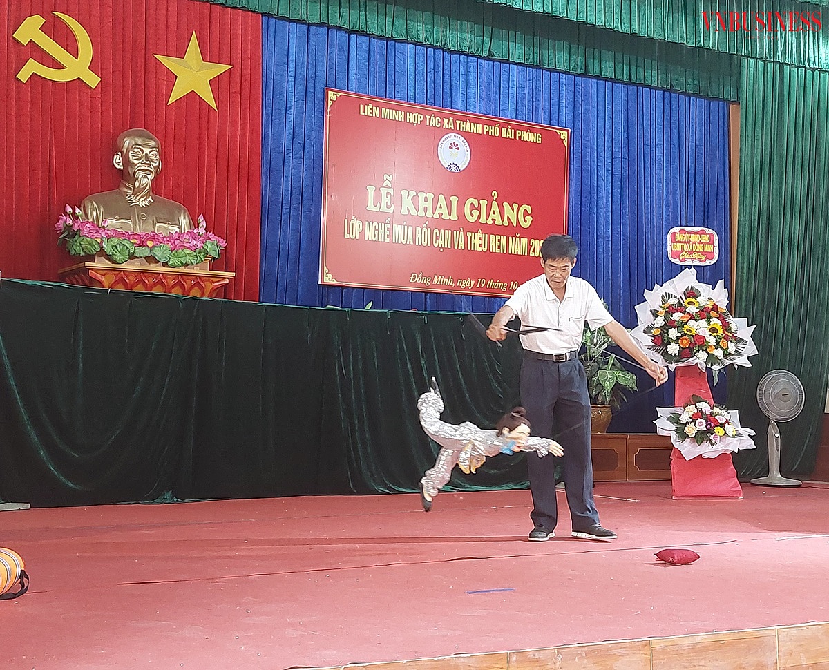 Nghệ nhân trình diễn tiết mục múa rối uốn dẻo tại buổi lễ khai giảng.