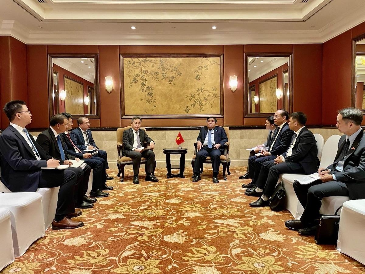 Bộ trưởng Nguyễn Chí Dũng đã có buổi làm việc với ông Bạch Ngọc Chiến, Giám đốc Tổng công ty xây dựng Cảng Trung Quốc &lpar;CHEC&rpar;, đại diện Tập đoàn Xây dựng giao thông Trung Quốc &lpar;CCCC&rpar;.