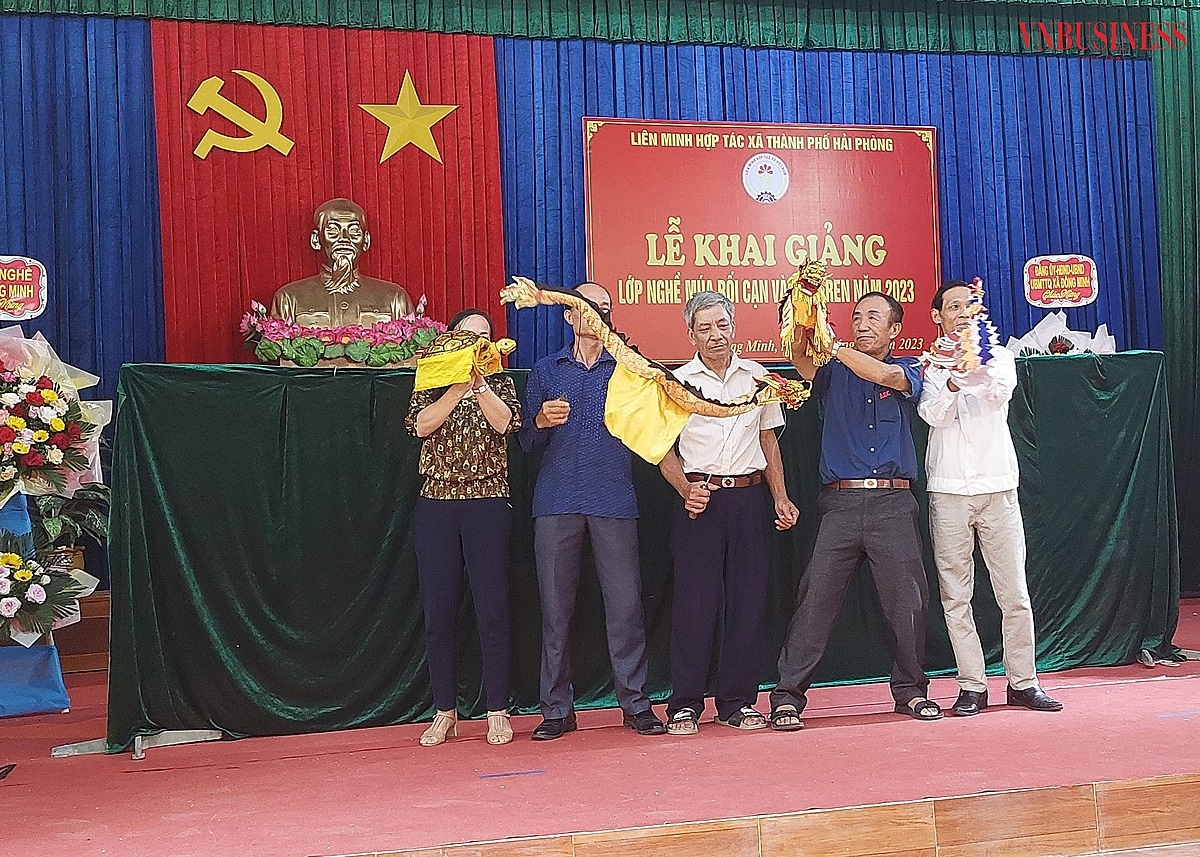 Tiết mục múa tứ linh.