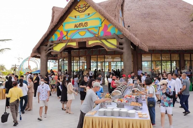 Khu ẩm thực tại nhà hàng Maris tại Vinhomes Ocean Park 2 luôn kín khách vào dịp cuối tuần.