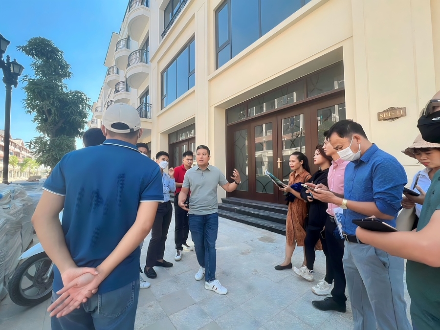 Anh Chu Nhân &lpar;áo màu ghi&rpar; đang trao đổi với các khách hàng về tiềm năng vượt trội của dự án tại khu vực phía Đông.