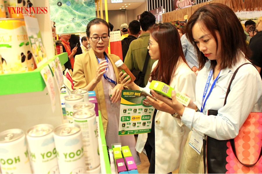 Để tự “cứu” mình trong mùa mua sắm cuối năm đang đòi hỏi các DN phải đáp ứng được yêu cầu mới của người tiêu dùng.