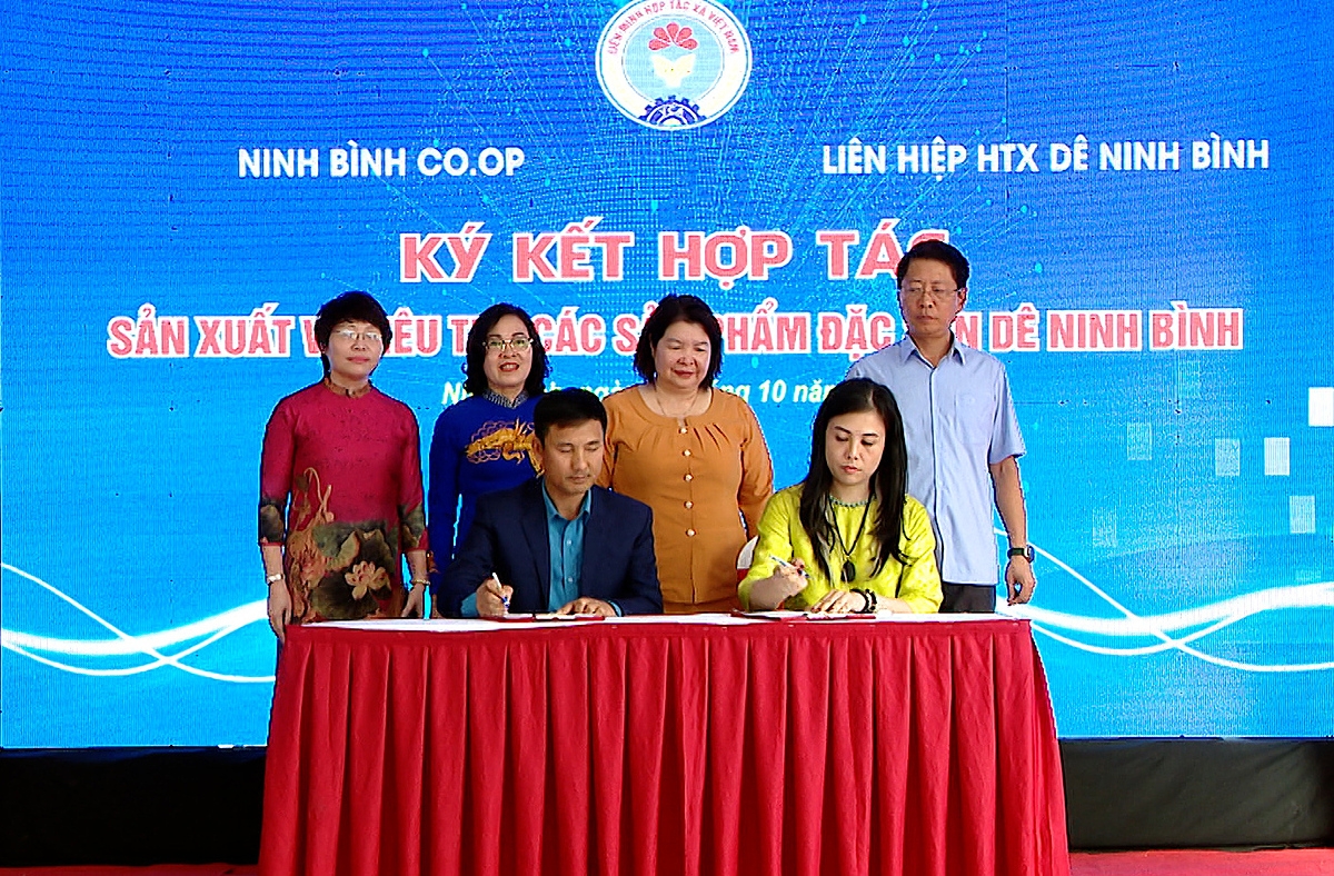 HTX thương mại dịch vụ và chế biến nông sản Ninh Bình và Liên hiệp HTX Dê Ninh Bình đã tiến hành ký kết hợp tác.