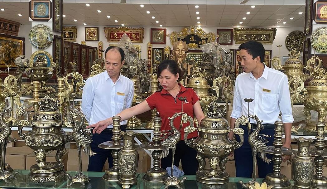 Cán bộ Quỹ tín dụng nhân dân Đại Bái &lpar;Bắc Ninh&rpar; kiểm tra hiệu qủa sử dụng vốn vay của khách hàng.