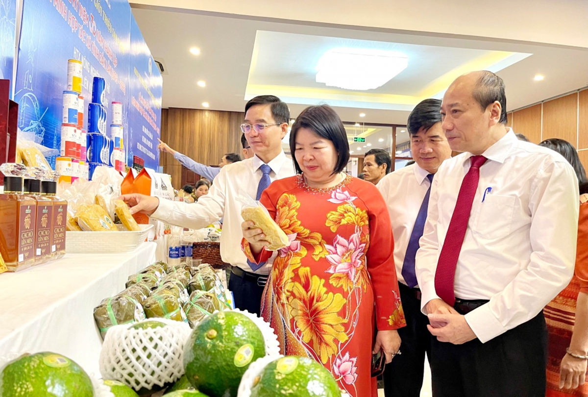 Các đại biểu tham quan gian hàng bên lề hội nghị.