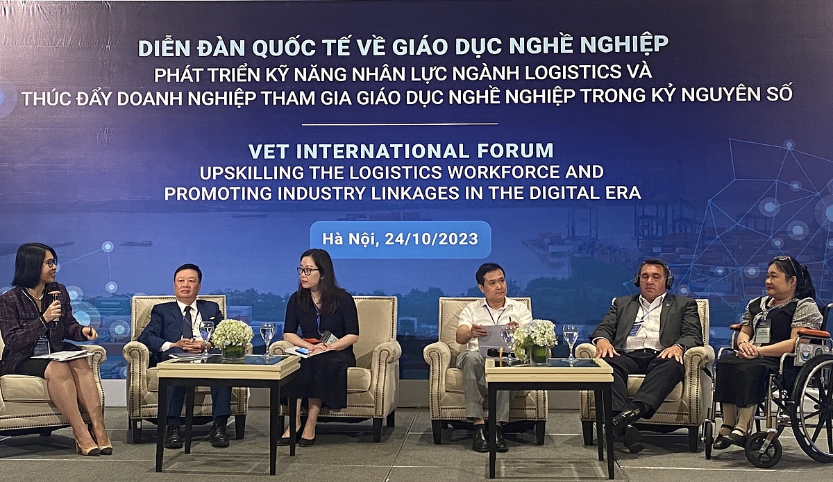 Quan tâm phát triển giáo dục nghề nghiệp đúng cách sẽ giải quyết tình trạng mất cân đối nguồn nhân lực giữa các ngành nghề.