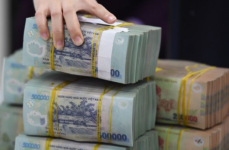 Lãi suất tiền gửi tiết kiệm được các ngân hàng niêm yết hiện nay chỉ bằng gần một nửa so với cùng kỳ năm ngoái.