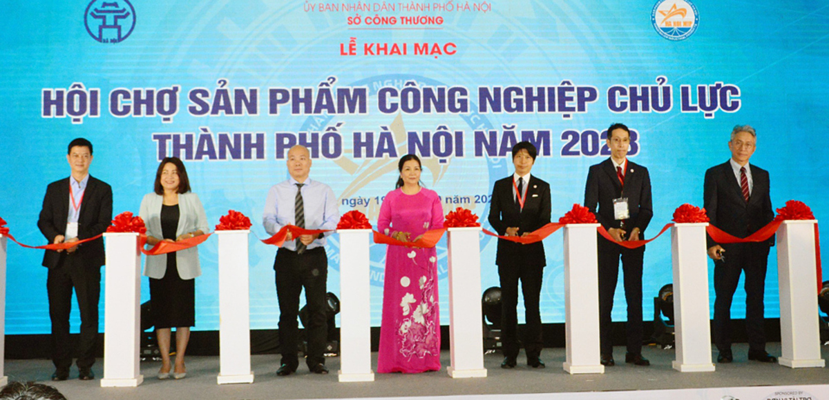 Các đại biểu cắt băng khai mạc “Hội chợ quốc tế sản phẩm công nghiệp chủ lực TP Hà Nội năm 2023”. Ảnh: Hoài Nam