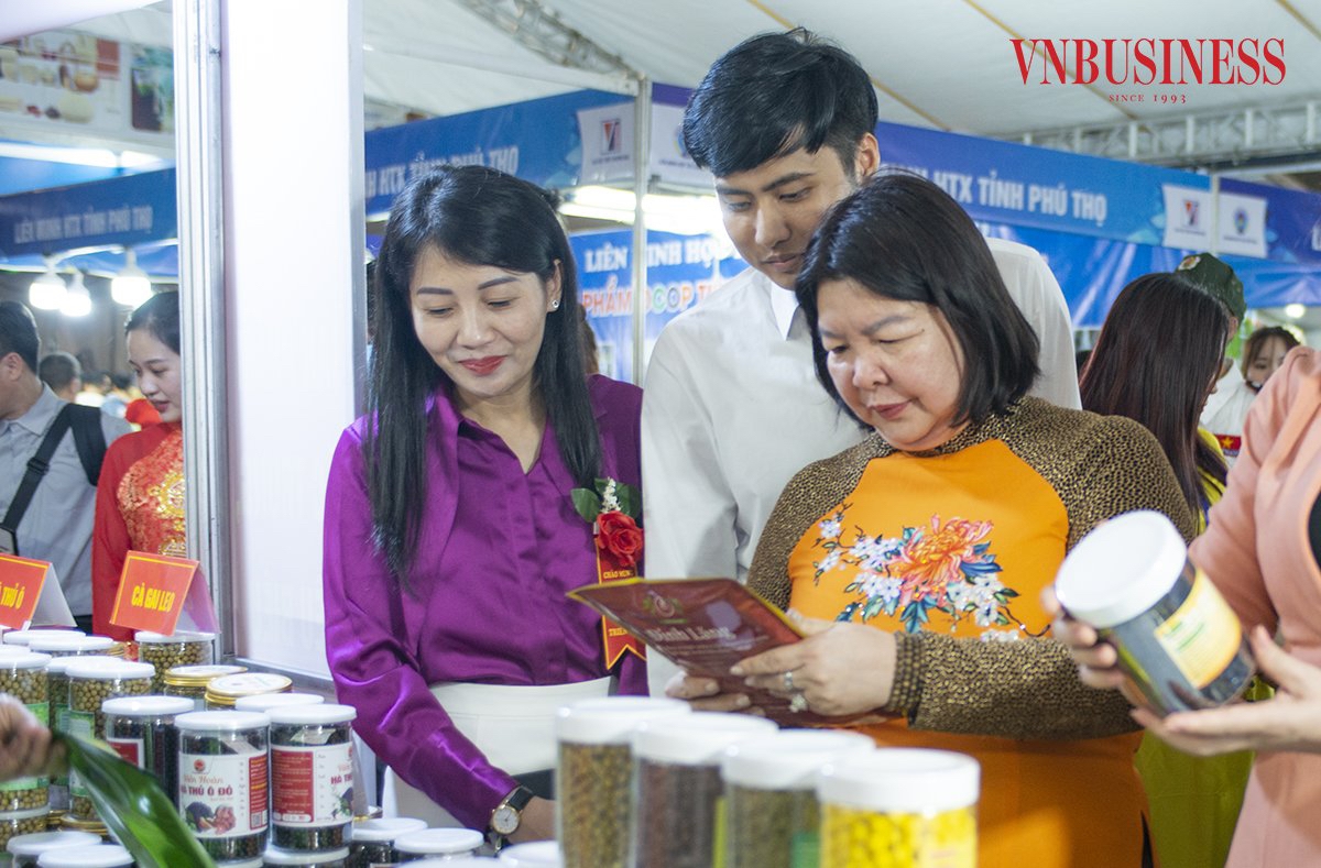 Sản phẩm của các HTX được Chủ tịch Liên minh HTX Việt Nam Cao Xuân Thu Vân đánh giá cao về chất lượng.