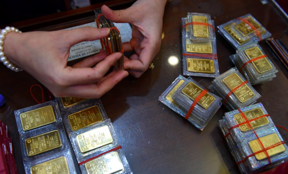 Giá vàng miếng SJC tại các cơ sở kinh doanh lớn hầu hết tiếp tục điều chỉnh giảm từ 100.000 - 250.000 đồng/lượng ở cả hai chiều.