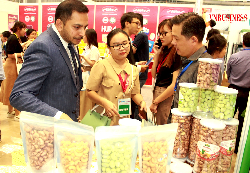 XK hạt điều là một trong những gam màu sáng cho XK nông sản trong gần 10 tháng qua, dự báo sẽ tiếp tục sôi động trong 2 tháng cuối năm khi nhu cầu tiêu thụ hạt điều phục vụ cho các dịp lễ, tết tăng mạnh.