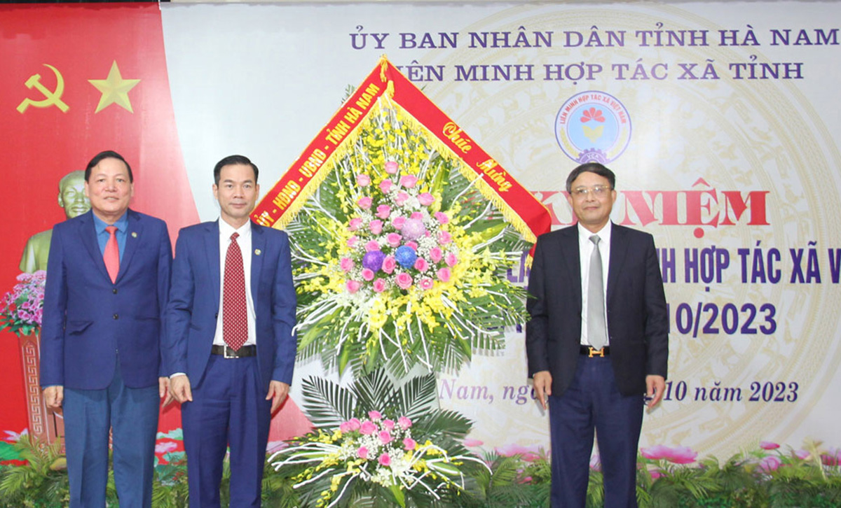 Phó Chủ tịch UBND tỉnh Nguyễn Đức Vượng tặng hoa chúc mừng Liên minh HTX tỉnh Hà Nam.