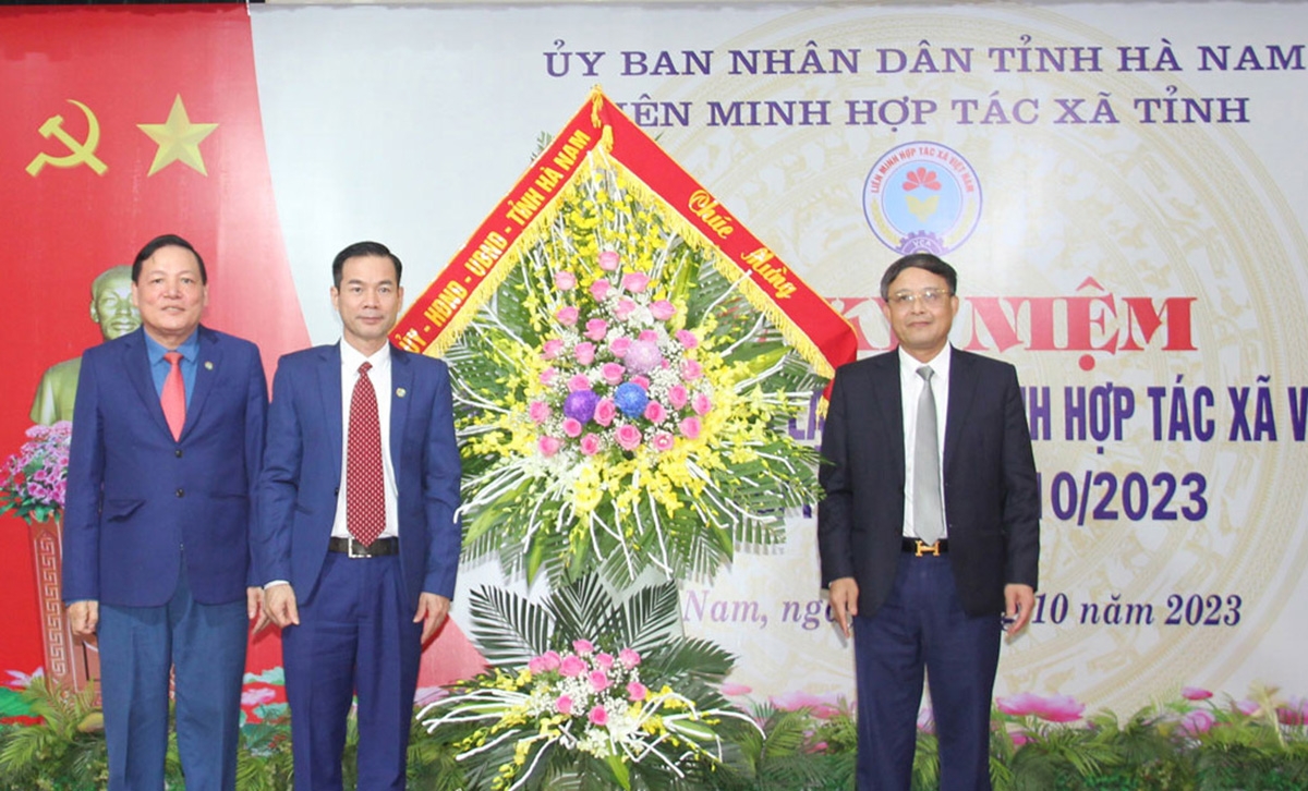 Phó Chủ tịch UBND tỉnh Nguyễn Đức Vượng tặng hoa chúc mừng Liên minh HTX tỉnh Hà Nam.