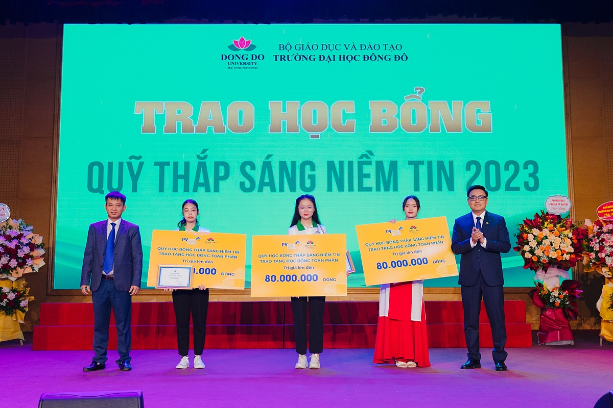 Đại diện PVcomBank trao học bổng cho sinh viên trường Đại học Đông Đô.