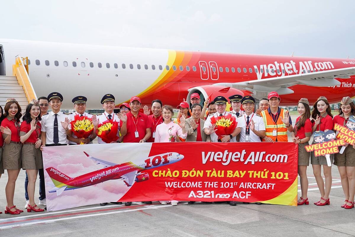 Nhân viên Vietjet chào đón tàu bay thứ 101 về với đội bay Vietjet.