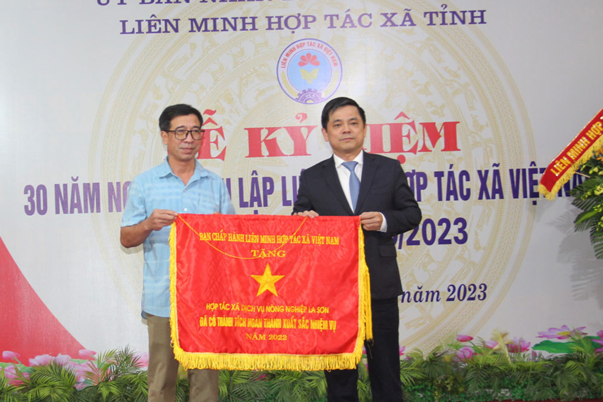 Nhiều mô hình HTX kiểu mới trên địa bàn tỉnh Hà Nam đã và đang được củng cố, nâng cao chất lượng. Ảnh: Phó Chủ tịch Liên minh HTX Việt Nam Nguyễn Văn Thịnh trao