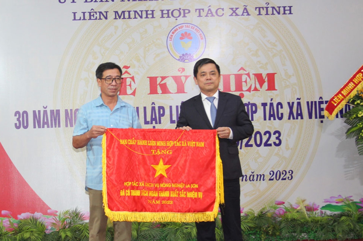 Nhiều mô hình HTX kiểu mới trên địa bàn tỉnh Hà Nam đã và đang được củng cố, nâng cao chất lượng. Ảnh: Phó Chủ tịch Liên minh HTX Việt Nam Nguyễn Văn Thịnh trao