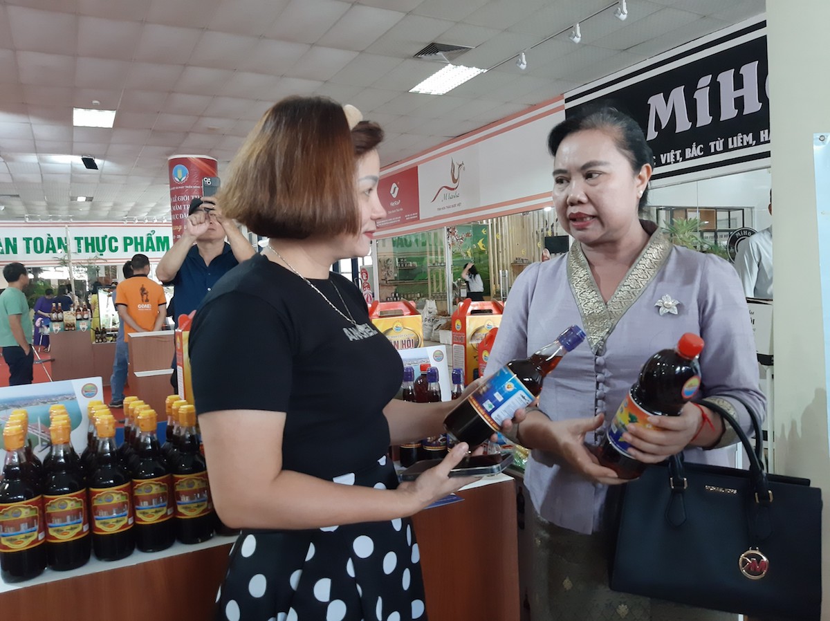 Người tiêu dùng tìm hiểu về sản phẩm nước mắm.