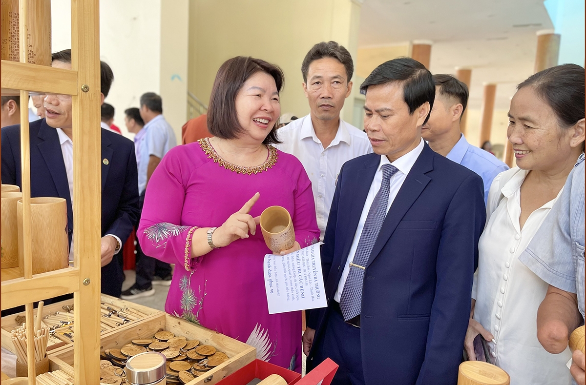 Các đại biểu thăm gian hàng trưng bày sản phẩm của các HTX.