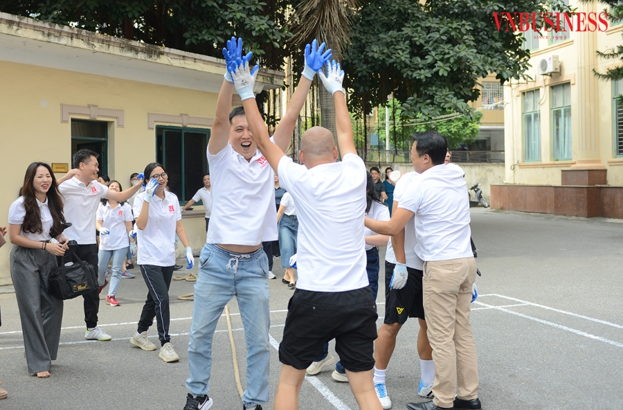 Với tinh thần thi đấu đoàn kết, hết mình, trung thực và cao thượng, hội thao diễn ra trong thời gian buổi sáng ngày 27/10 đã thành công tốt đẹp.