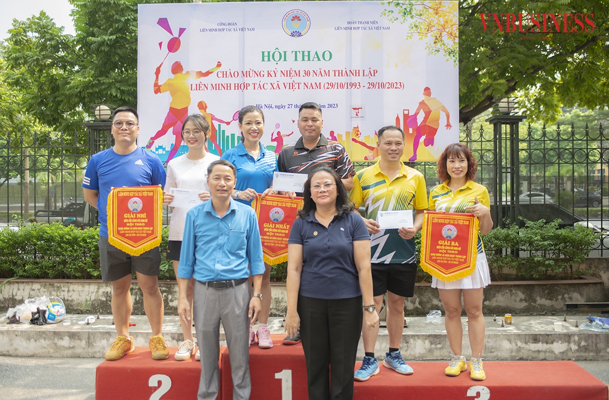 Môn cầu lông &lpar;Đôi nam nữ&rpar;: Giải nhất đôi Trung tâm Xúc tiến thương mại và đầu tư, Giải nhì đôi Quỹ hỗ trợ phát triển HTX, Giải ba đôi Trường Cao đẳng Kinh tế Kỹ thuật Trung ương.