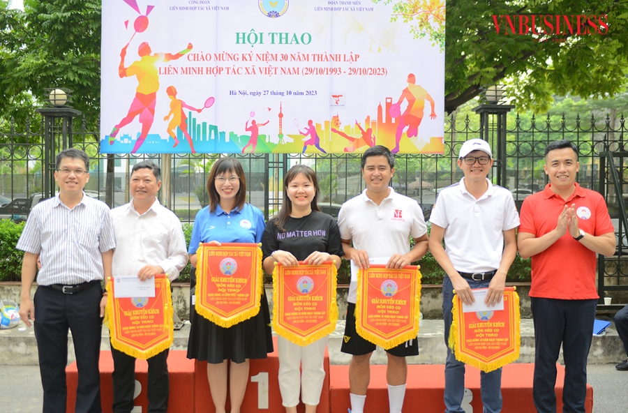 Đại diện các đội thi nhận giải khuyến khích môn kéo co. Phạm Hoà