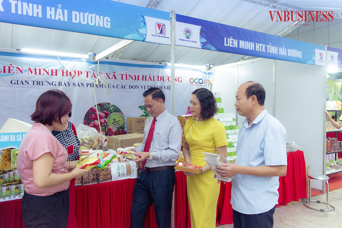 Bên cạnh việc đẩy mạnh tuyên truyền, đạo tạo bồi dưỡng, hỗ trợ vốn tín dụng, vấn đề xúc tiến thương mại luôn được Liên minh HTX Việt Nam quan tâm nhằm tháo gỡ điểm nghẽn tiêu thụ nông sản, thực phẩm cho nông dân, HTX, doanh nghiệp thành viên.