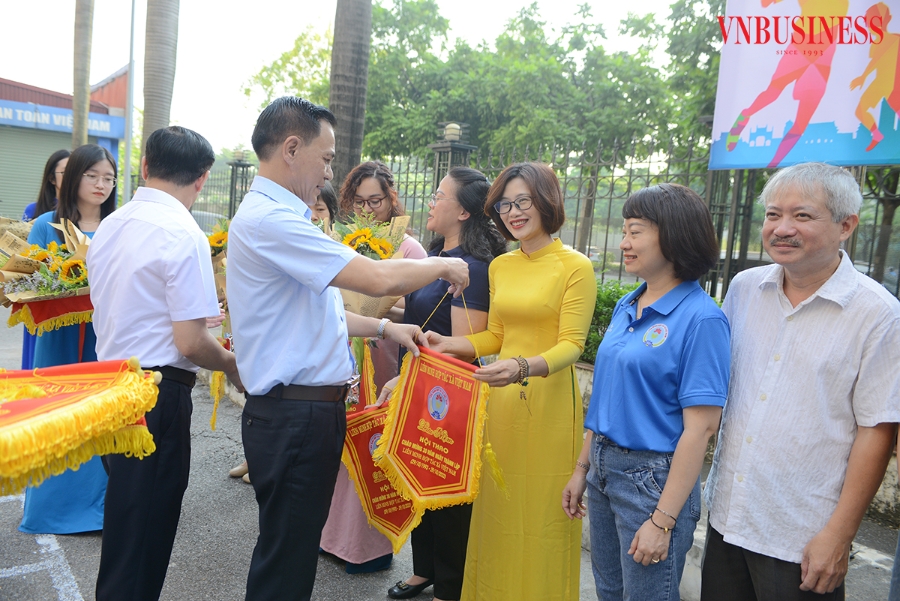 Đồng chí Nguyễn Mạnh Cường, Bí thư Đảng Ủy, Phó chủ tịch Liên minh HTX Việt Nam trao cờ lưu niệm cho các đội thi tại buổi lễ khai mạc.