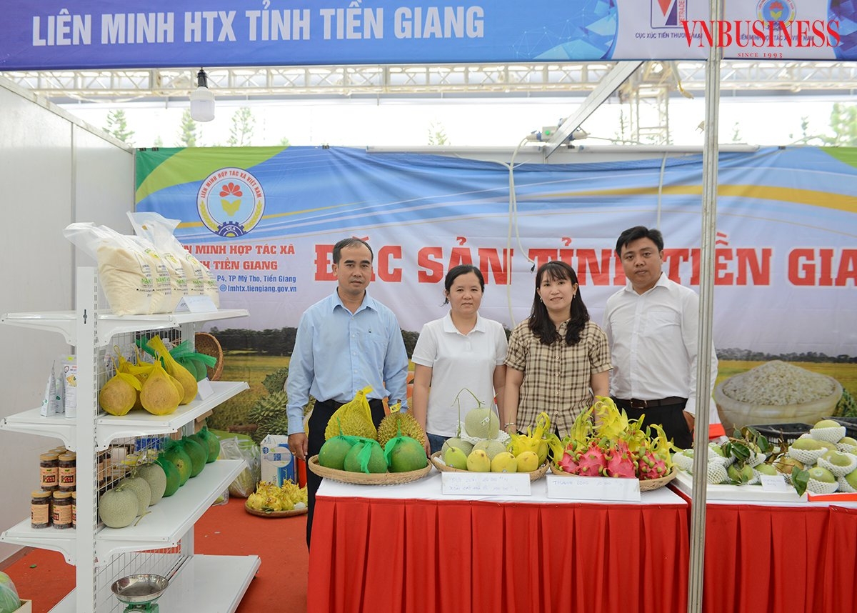 Bên cạnh việc đẩy mạnh tuyên truyền, đạo tạo bồi dưỡng, hỗ trợ vốn tín dụng, vấn đề xúc tiến thương mại luôn được Liên minh HTX Việt Nam quan tâm nhằm tháo gỡ điểm nghẽn tiêu thụ nông sản, thực phẩm cho nông dân, HTX, doanh nghiệp thành viên.