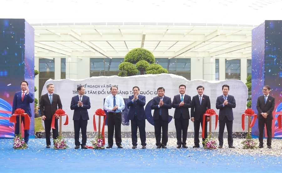 Thủ tướng Phạm Minh Chính; Bí thư Trung ương Đảng, Trưởng Ban Đối ngoại Trung ương Lê Hoài Trung; Bộ trưởng Bộ KH&ĐT Nguyễn Chí Dũng; Chủ tịch Tập đoàn SK Chey Tae-won; Chủ tịch Tập đoàn THACO Trần Bá Dương và một số đại biểu đã thực hiện nghi thức cắt băng Khánh thành NIC cơ sở Hòa Lạc.