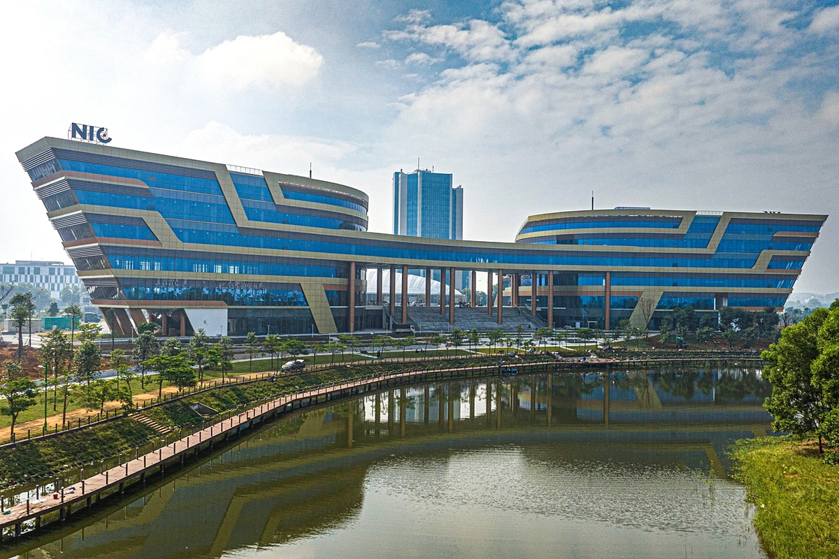 NIC cơ sở Hòa Lạc với thiết kế hình cánh chim đại bàng cất cánh, là biểu tượng cho sứ mệnh hiện thực hóa ý tưởng sáng tạo, thúc đẩy doanh nghiệp đổi mới sáng tạo phát triển vươn xa.