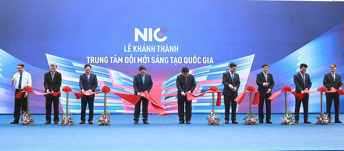 Thủ tướng Phạm Minh Chính, Chủ tịch HĐQT THACO Trần Bá Dương cùng các đại biểu cắt băng khánh thành cơ sở hoạt động mới của NIC tại Khu Công nghệ cao Hòa Lạc.